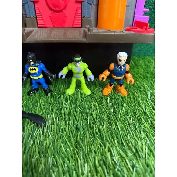 Imaginext Super Friends Gotham City PD Jail Penguin Playset with Penguin - Picture 3 of 5